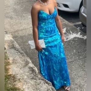 This dress would b great for one’s prom or even homecoming court